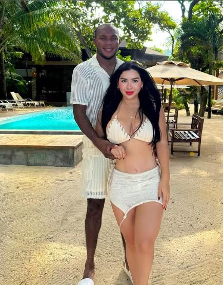 Jugador extranjero de la Liga Nacional se fue de vacaciones a Roatán y su novia deslumbró en la playa