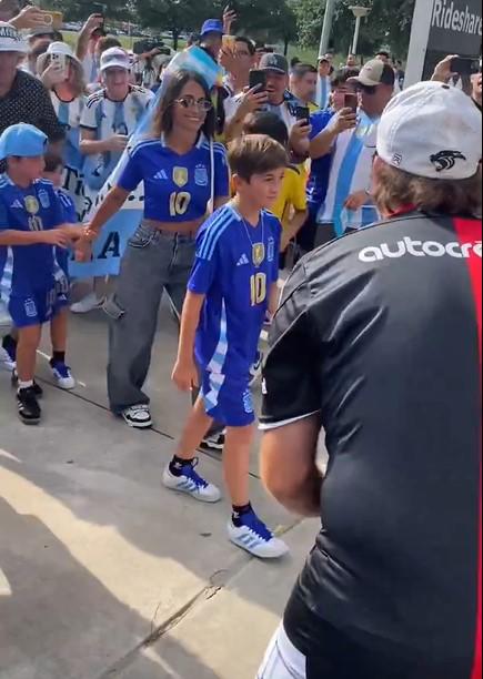 Copa América: la fiesta de la afición de Argentina para el duelo con Ecuador y Antonela Rocuzzo se roba las miradas