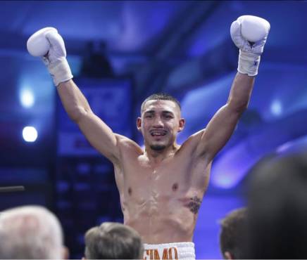 Los millones que ganó el hondureño Teófimo López tras coronarse campeón mundial de peso superligero ante Josh Taylor