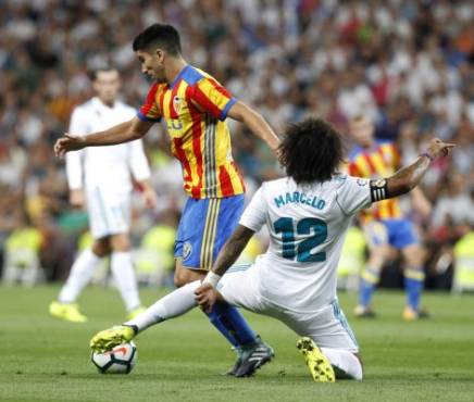 GRA309. MADRID. 27/08/2017.- El defensa brasileño del Real Madrid Marcelo (d) lucha el balón con Carlos Soler, del Valencia CF, durante el partido de la segunda jornada de Liga en Primera División que Real Madrid y Valencia CF juegan esta noche en el estadio Santiago Bernabéu, en Madrid. EFE/Javier Lopez