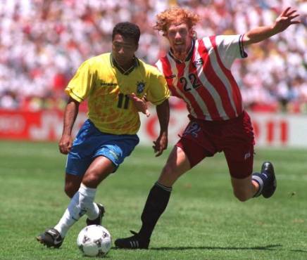 4 JUL 1994: ROMARIO OF BRAZIL SURGES PAST ALEXI LALAS OF USA DURING THE 1994 WORLD CUP FINALS SECOND ROUND MATCH AT STANFORD STADIUM IN PALO ALTO, CALIFORNIA. Mandatory Credit: Chris Cole/ALLSPORT