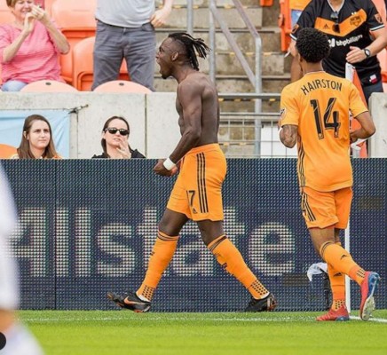 ¡Al estilo CR7! Alberth Elis presume en redes sociales su físico ganado en la cuarentena