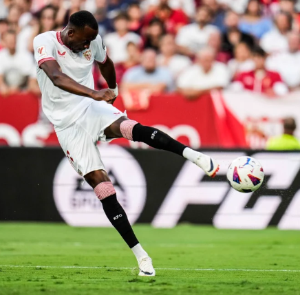 Así fue el debut de Sergio Ramos en el primer triunfo del Sevilla: sacó un gol cantado y rompe un récord histórico