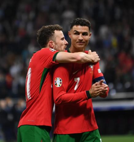 Luis Díaz recibe una ola de críticas: lo que estaba haciendo mientras el Liverpool despedía a Diogo Jota