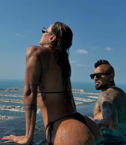 Arturo Vidal se fue a Medio Oriente con su exuberante novia y así fue recibido: “Vacaciones con mi mamacita”