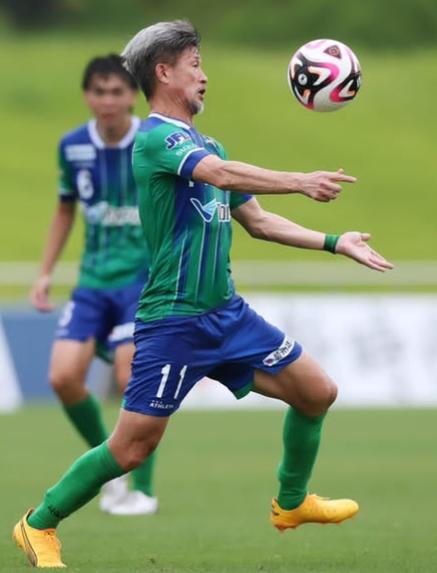 El futbolista más viejo del mundo cumple 58 años: su club actual y desliza cuándo podría retirarse