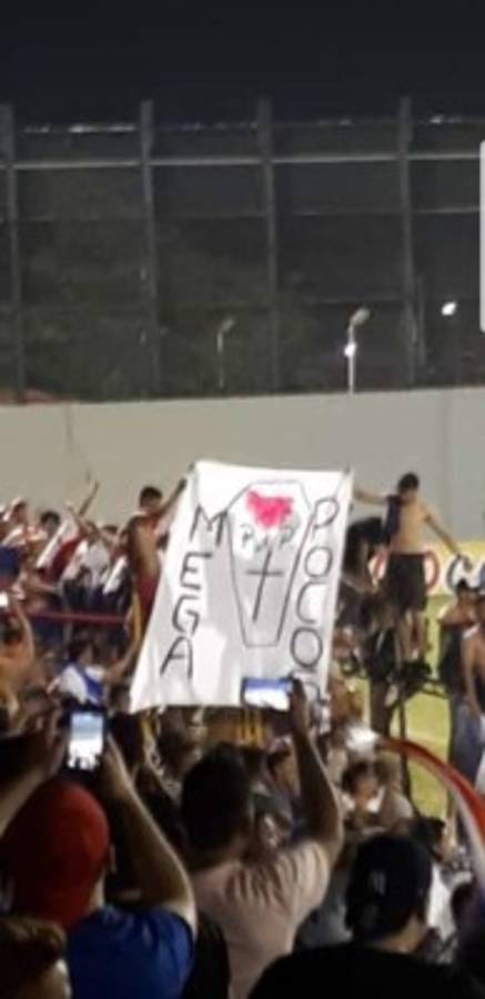 En fotos: Así fue el relajo que armaron las barras del Real España y Olimpia