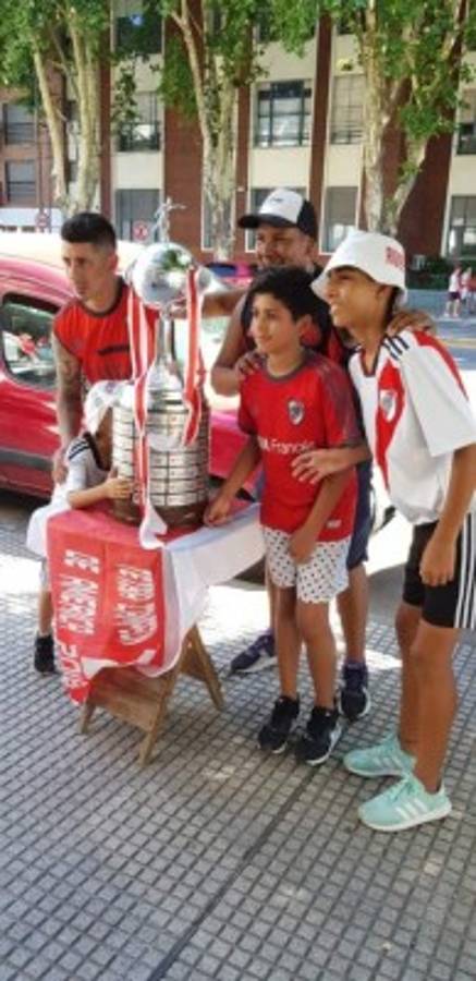 Fiesta, alegría y burlas: Así preparan los aficionados de River Plate la celebración de la Copa Libertadores.