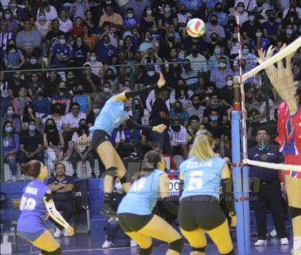 Nathaly Pérez elevándose por los aires para conseguir un punto contra las costarricenses.