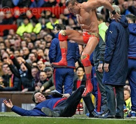 Louis Van Gaal es víctima de divertidos memes tras su simulación de falta en Inglaterra