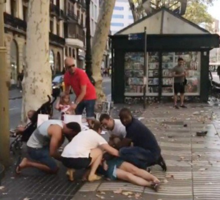 FOTOS: Las impactantes imágenes del atentado terrorista de Barcelona