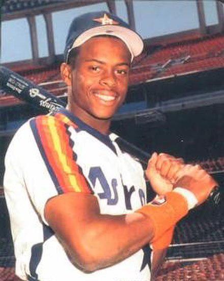 Gerald Young jugó ocho años en las Grandes Ligas del béisbol. Lo hizo en Houston, Colorado y San Luis.