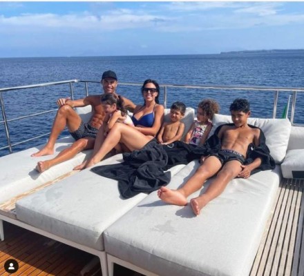 Georgina Rodríguez deslumbra en sus vacaciones con Cristiano Ronaldo en un yate de lujo