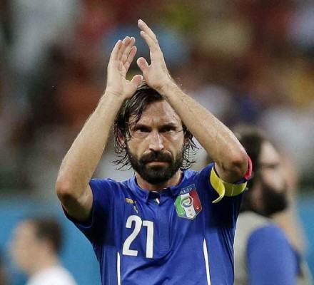 La carrera de Pirlo y Xavi en imágenes