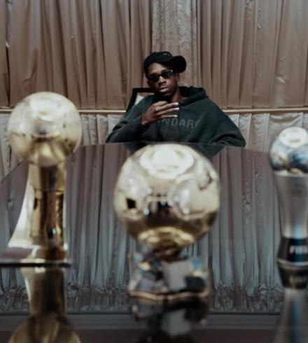 Vinicius con su hermosa novia: así recibieron el 2026 los cracks y Dembélé presume sus títulos