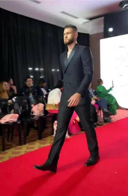 Futbolista y modelo hondureño: Enrique Facusé, portero del Motagua, sorprende debutando en desfile de modas