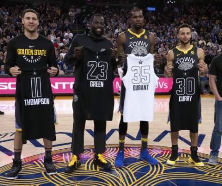 JGM04. OAKLAND (ESTADOS UNIDOS), 13/02/2018.- Los representantes de Golden Star Warriors del All-Star 2018, de izquierda a derecha, Klay Thompson, Draymond Green, Kevin Durant y Stephen Curry, posan con sus camisetas del equipo All-Star antes del partido contra de Phoenix Suns hoy, lunes 12 de febrero de 2018, en el Oracle Arena, Oakland, California (EE.UU.). EFE/JOHN G. MABANGLO