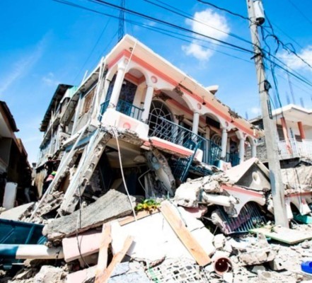 Siguen buscando sobrevivientes: las desgarradoras imágenes del terremoto que sacudió a Haití y aumentan las muertes