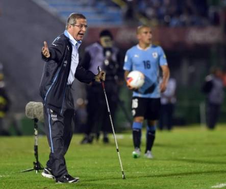 Uruguay's coach Oscar Washington Tabarez gestures during the Russia 2018 FIFA World Cup South American Qualifiers football match against Chile, in Montevideo, on November 17, 2015. AFP PHOTO / MIGUEL ROJO / AFP PHOTO / MIGUEL ROJO