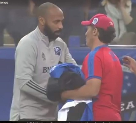 Patón Mejía no se resiste y da tremendo abrazo a Titi Henry: Las imágenes del Impact-Olimpia