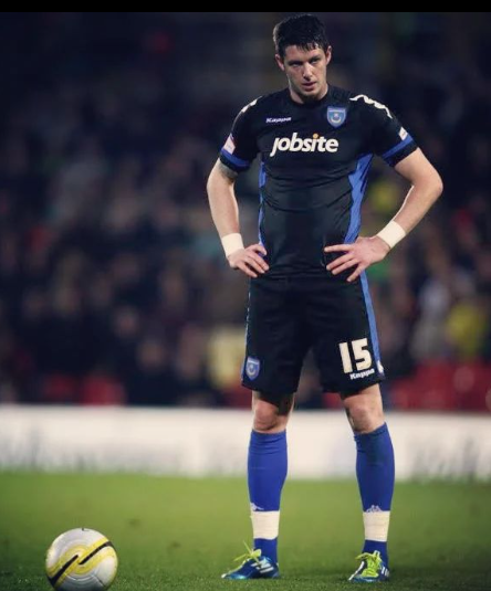 Futbolista es engañado por su mujer y bota sus pertenencias a la calle: “Qué vergüenza. Ten un poco de respeto por ti”