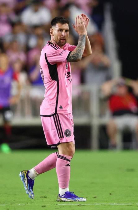 Beso a Messi, lindo gesto de Leo con Newell’s y el jugador que se llevó la camisa del “10” en su partido más especial