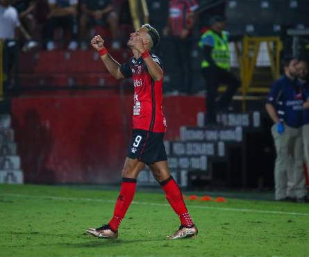 Tejeda festejando su primer gol con Alajuelense en Costa Rica. Lo hizo ante su ex equipo, el Peréz Zeledón.