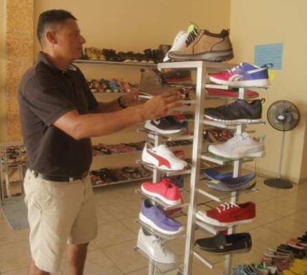 FOTOS: Emilio Umanzor está sin empleo en el fútbol y ayuda a su esposa