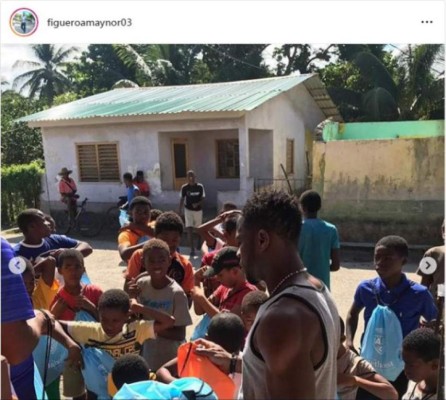 Jugadores y equipos de fútbol que entregaron ayudas en fiestas navideñas