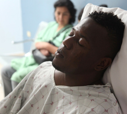 John Bodden es atendido en un centro asistencial de La Ceiba