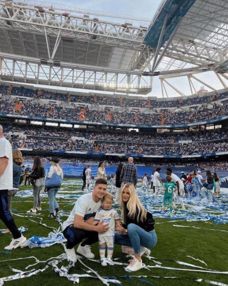 Las novias de los cracks del Real Madrid deslumbran en el Bernabéu: Besos, fotos y la novia de Militao se puso “coqueta”