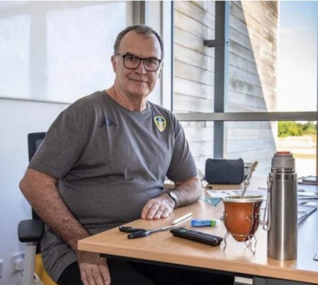 Así es la humilde vida de Bielsa: Se va caminando al trabajo y rechazó vivir en un hotel de lujo