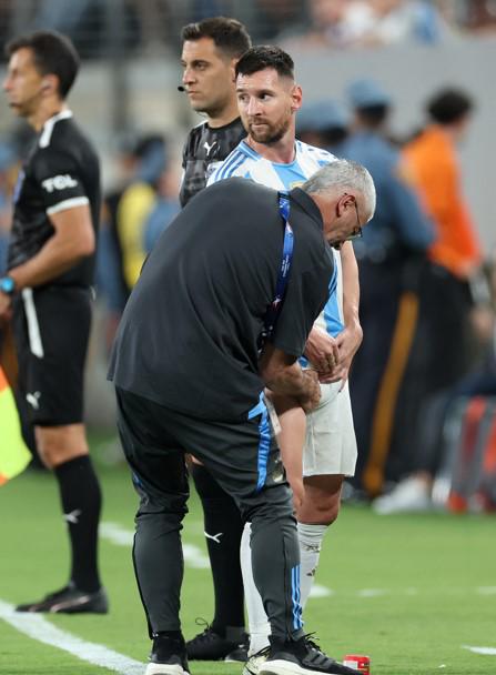 La polémica imagen del VAR en gol de Argentina ante Chile, la bronca de Messi con el árbitro y los masajes que ocupó