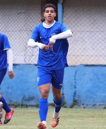Hijo de Adriano firma su primer contrato en Europa: el club que lo fichó y el increíble parecido con su padre
