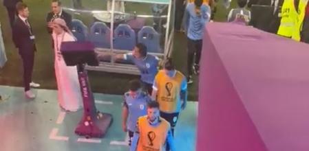 Cavani tiró el VAR al suelo de la impotencia por quedar eliminado del Mundial.