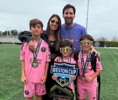 Messi y Antonela Roccuzo con su tres hijos: Thiago, Mateo y el pequeño Ciro.