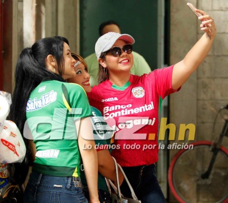¡No apto para cardíacos! El 'Clásico Nacional' se engalanó con la belleza catracha