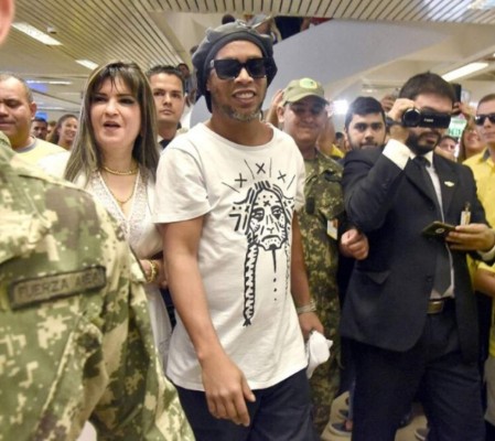 Caso Ronaldinho: Investigan a la dueña de la fundación que llevaba al brasileño a Paraguay