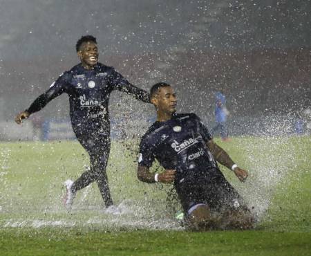 Carlos Small anotó un golazo de otra galaxia en el estadio Municipal Ceibeño. FOTO: Esaú Ocampo.