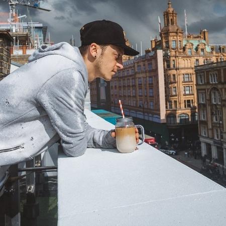 Dueño de equipo, sus propias botas y hasta clínicas: Así es el millonario imperio empresarial que tiene Mesut Ozil