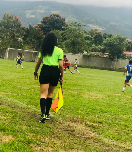 Árbitra y graduada: Sensual bailarina sorprende al revelar noviazgo con futbolista hondureño
