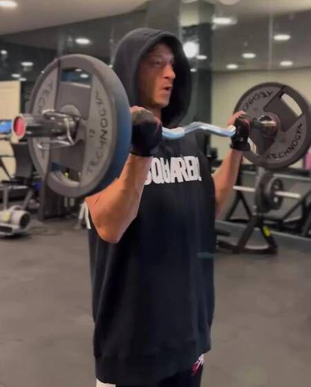 “Está hecho una bestia”: la tremenda transformación física de Mesut Özil tras el retiro del fútbol