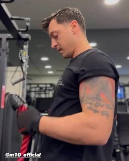 “Está hecho una bestia”: la tremenda transformación física de Mesut Özil tras el retiro del fútbol