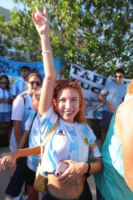 ¡Un espectáculo! La deslumbrante pasarela en el Argentina-Honduras: derroche de belleza en el Hard Rock de Miami