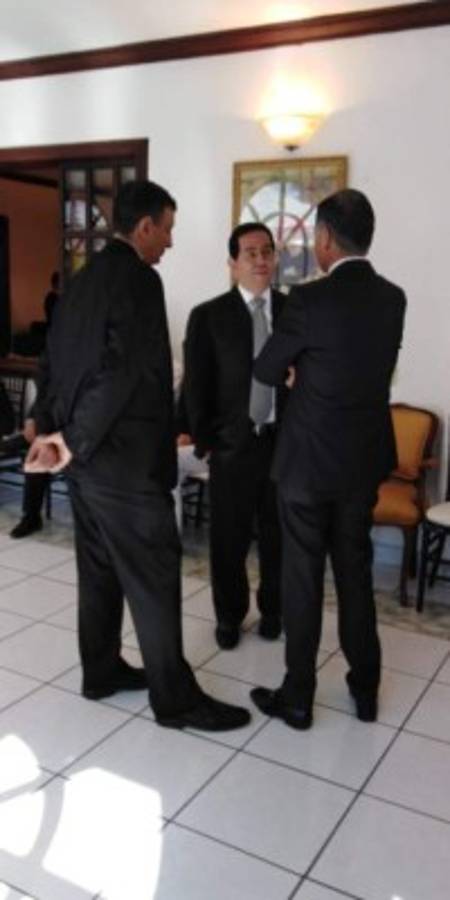 Empresarios, ex presidentes y periodistas: Las personalidades en el velatorio de Rafael Ferrari