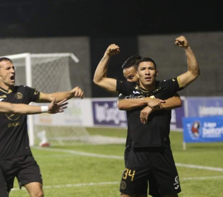 El descontrol de los futbolistas en el Olímpico, delicado momento de Menjívar y el chistoso 'banco' que utilizó Diego Vázquez