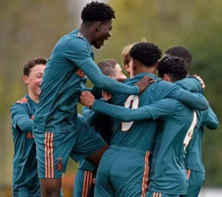 El increíble físico de David Easmon, la joya del Ajax de 14 años que mide 1.90 metros