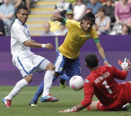Arnold Peralta, el dolor de cabeza del brasileño Neymar