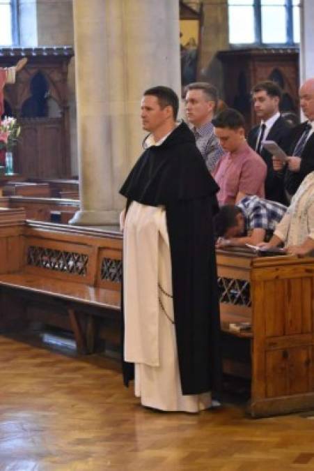 Ex jugador del Manchester United sorprende y se convierte en sacerdote