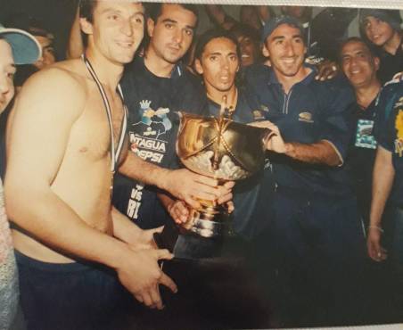 Mauricio Pacini y Diego Vázquez levantaron un título con Motagua en el año 2002.